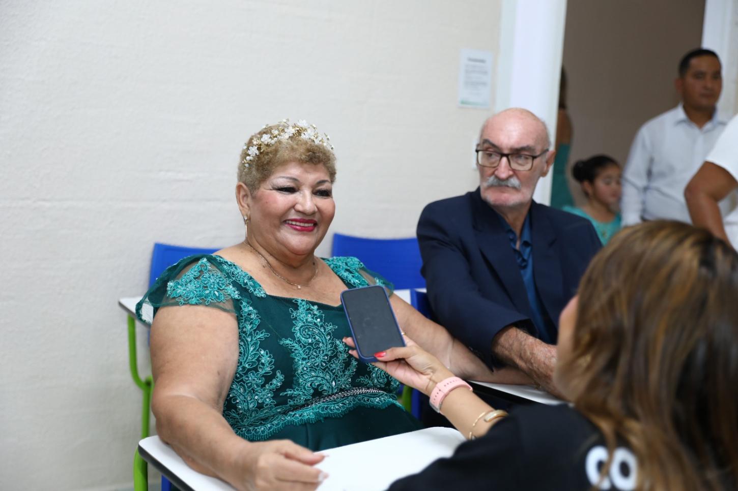 Casal oficializa união após 41 anos juntos em casamento coletivo para migrantes em Boa Vista