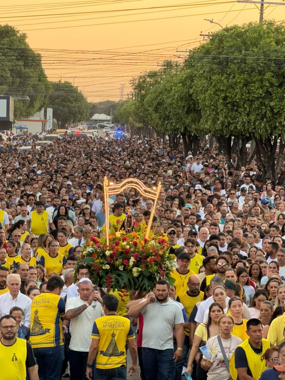Fiéis lotam as ruas na romaria de Nossa Senhora Aparecida em Boa Vista