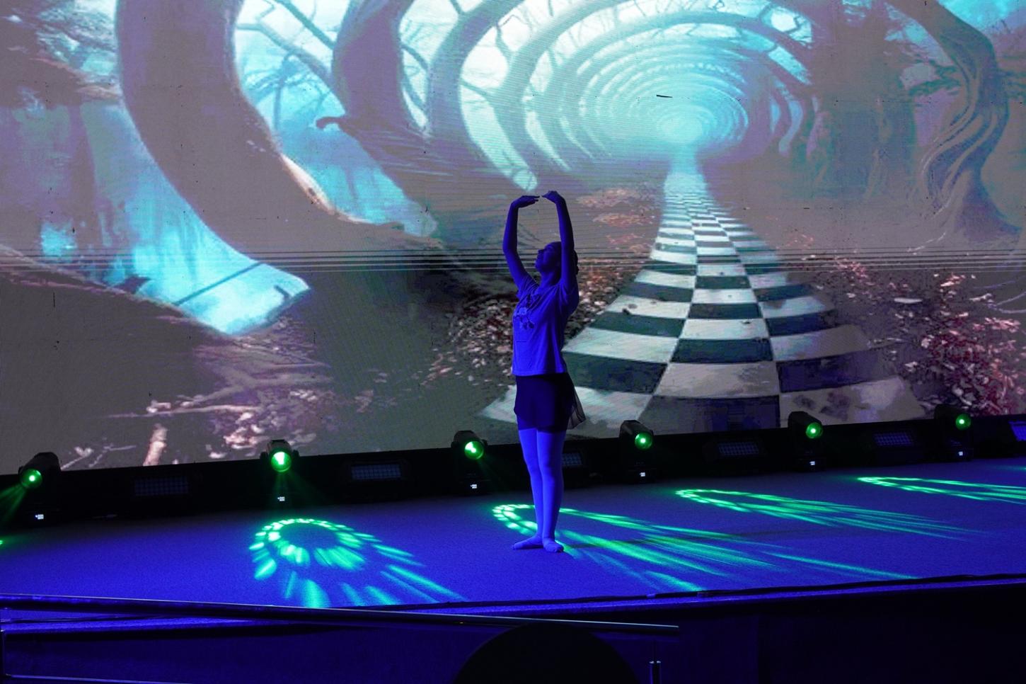 Jovens artistas finalizam preparativos para espetáculo “Alice no País das Maravilhas”