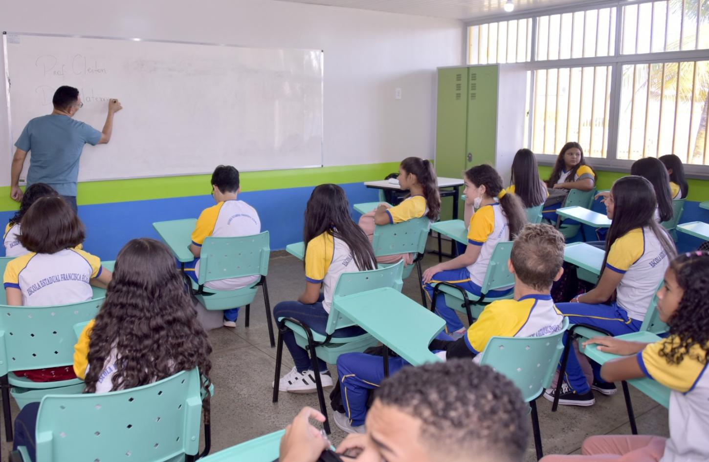 No Dia do Professor, Governo de Roraima destaca investimentos na carreira docente