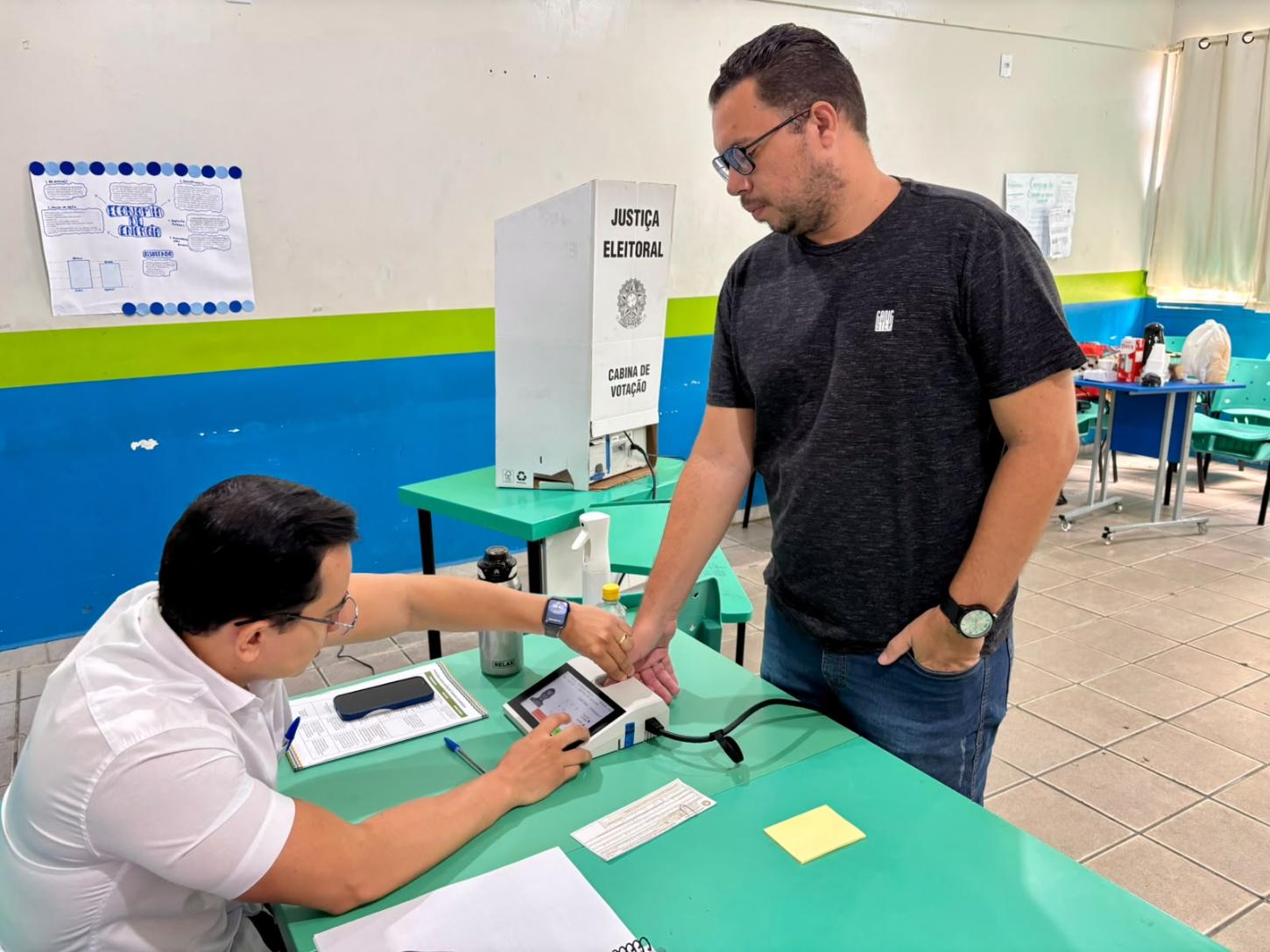TRE-RR alerta para proibição de celulares e óculos inteligentes na cabine de votação