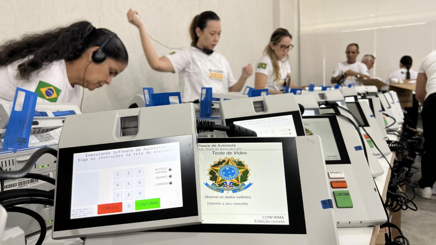 TRE-RR realiza carga e lacre das urnas para o segundo turno